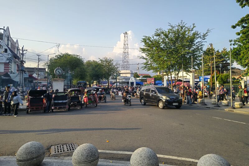 トゥクトゥクや馬車が行きかうマリオボロ通り