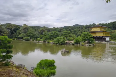 金閣と鏡湖池