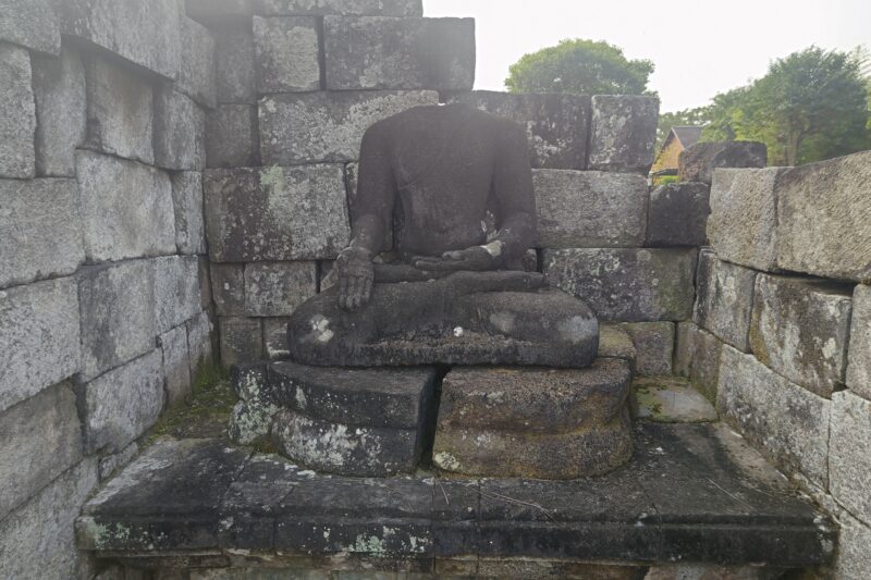 セウ寺院の祠堂に残された仏座像